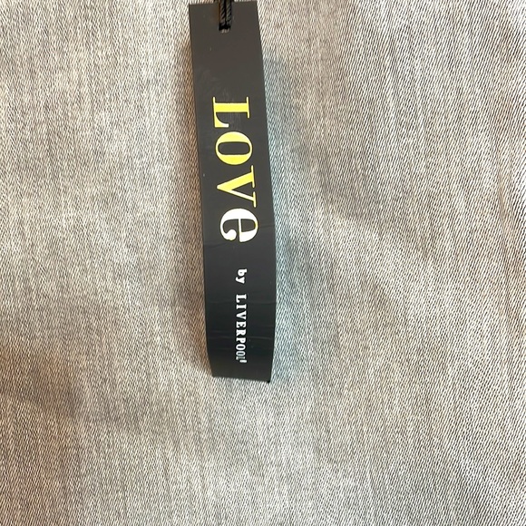 NWT Liverpool grey capri jeans with button and zipper closure - Picture 3 of 5